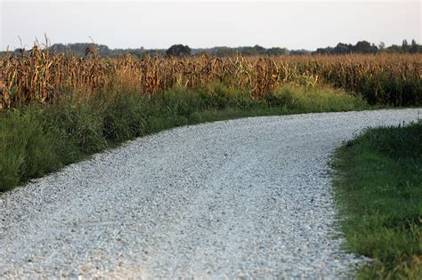 Strada sterrata percorsa da una moto
