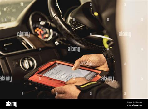 Meccanico che utilizza uno strumento diagnostico su un'auto Opel