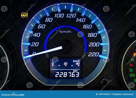 Indicatore chilometraggio su cruscotto auto