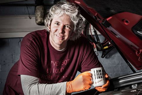 Edd China al lavoro su un'auto classica