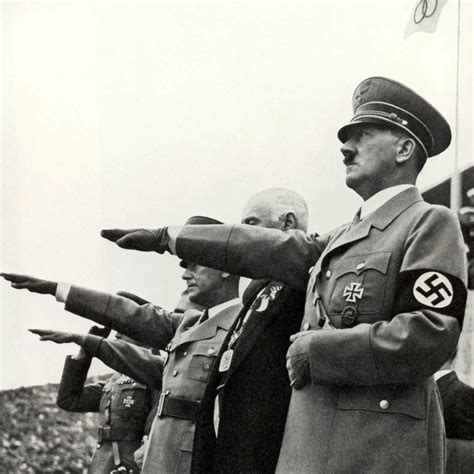 Scena del film che rappresenta i soldati nazisti come maschere anonime