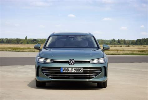 Frontale della Volkswagen Passat Serie 8 con focus sul logo