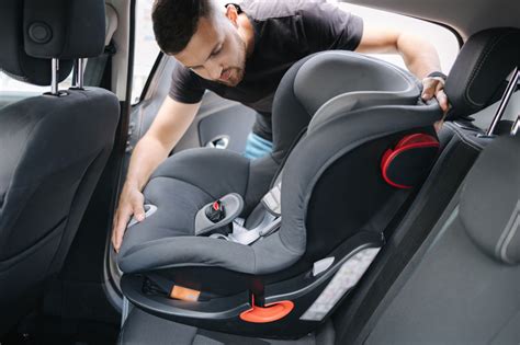 Interno di una Ford Kuga con seggiolino per bambini installato