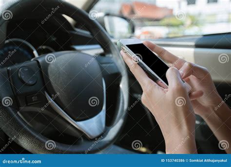 Conducente che utilizza il telefono mentre guida