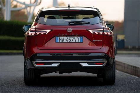 Nissan Qashqai in primo piano con evidenziati i dettagli delle offerte di maggio