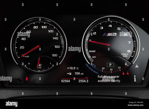 Interno BMW E46 con visualizzazione di Spotify sullo schermo