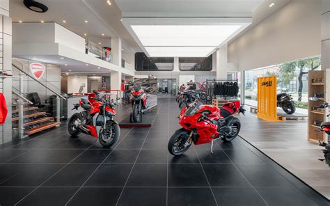 Interno di uno showroom Ducati con diverse motociclette esposte