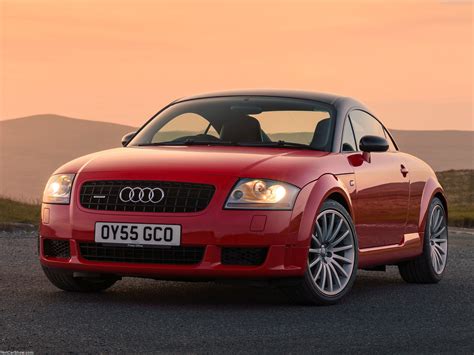 Audi TT quattro Sport 240 CV: Panoramica frontale con dettagli sui cerchi e sul design bicolore