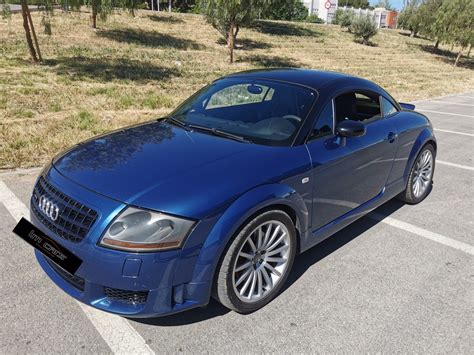 Interni Audi TT quattro Sport 240 CV: Dettagli dei sedili avvolgenti in Alcantara e del volante sportivo