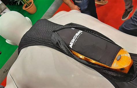 Ciclista professionista con tuta airbag Aerobag