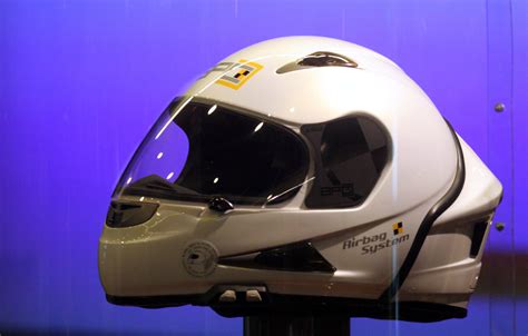 Test di impatto di un casco con airbag integrato