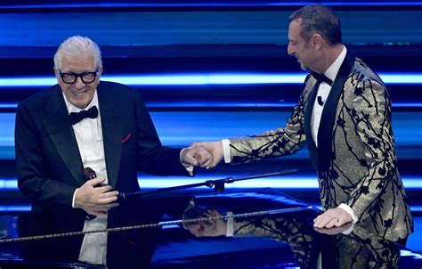 Peppino di Capri con il premio del Festival di Sanremo