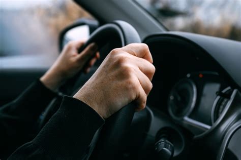 Persona disabile al volante di un'auto adattata