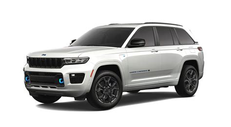 Jeep Grand Cherokee 4xe in un paesaggio naturale