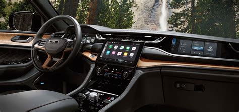 Interni lussuosi della Jeep Grand Cherokee con display digitale