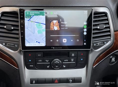 Schermata del sistema di infotainment della Jeep Grand Cherokee con navigazione