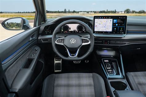 Interni Volkswagen Golf con doppio schermo