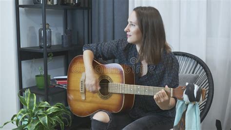 Giovane donna che suona la chitarra