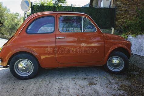Vecchia auto d'epoca in un museo