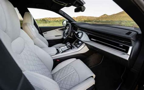 Interni lussuosi dell'Audi Q8 con sedili in pelle e display digitale