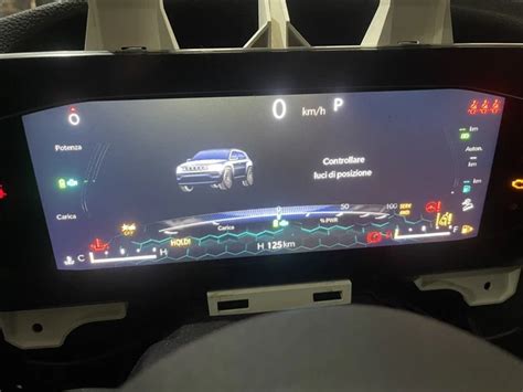 Schermata del quadro strumenti digitale Volvo FH13 con diverse opzioni di visualizzazione