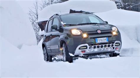 Fiat Panda 4x4 su strada innevata