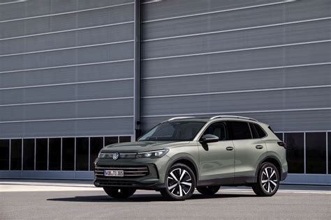 Volkswagen Tiguan in un contesto urbano pugliese