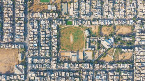Veduta aerea di un complesso urbano densamente popolato con focus sulle infrastrutture di parcheggio