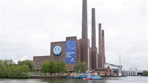 Fotografia dello stabilimento Volkswagen di Wolfsburg con le torri vetrate di stoccaggio veicoli