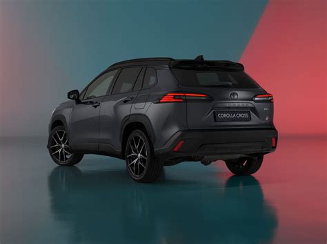 Immagine della nuova Toyota Corolla Cross in un paesaggio urbano