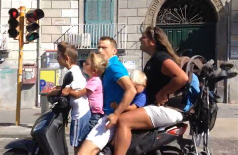 Famiglia su scooter in città