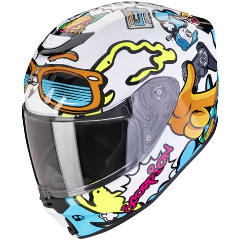 Bambino con casco integrale in moto