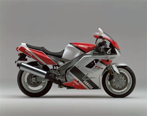Yamaha FZR 1000 Exup in azione su strada