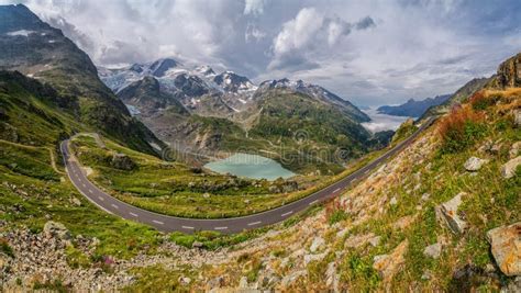 Paesaggio alpino con strada tortuosa