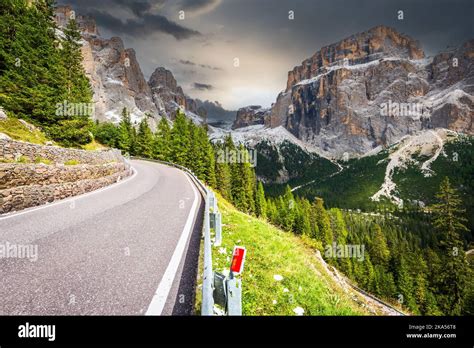 Paesaggio dolomitico con passo