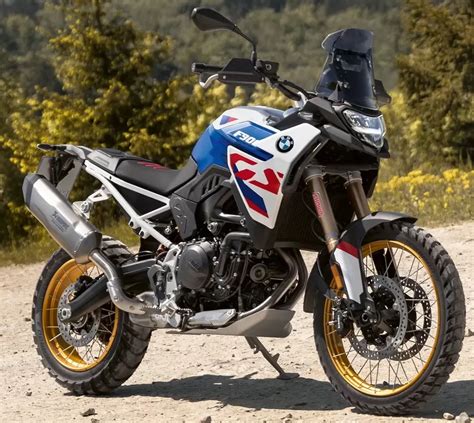 BMW F 900 GS in azione