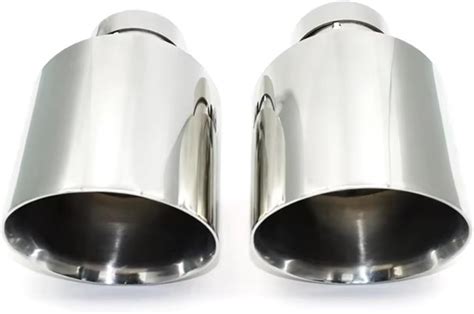 Primo piano di un terminale di scarico aftermarket in acciaio inox
