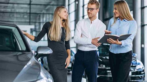Famiglia che acquista un'auto usata