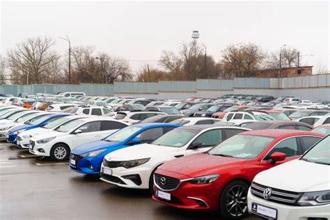 Assortimento di auto usate nel piazzale