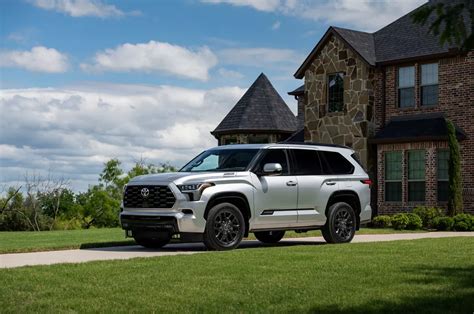 Immagine del Toyota Sequoia, enfatizzando le sue dimensioni e robustezza