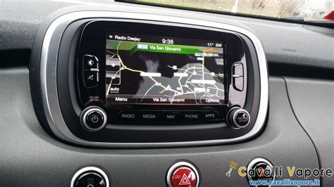 Interni della Fiat 500X con evidenziato il sistema Uconnect touchscreen