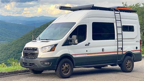 Ford Transit camper in montagna