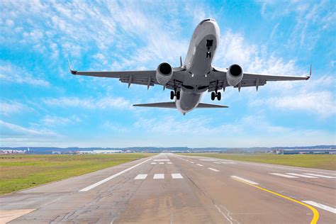 Strada e pista di decollo con un'auto sportiva e un aereo