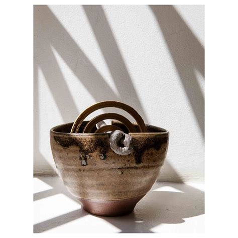 Porta zampirone in ceramica su un tavolo da giardino