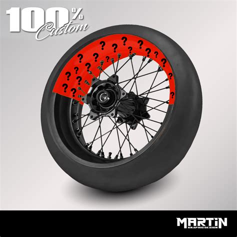 Moto con cerchi personalizzati