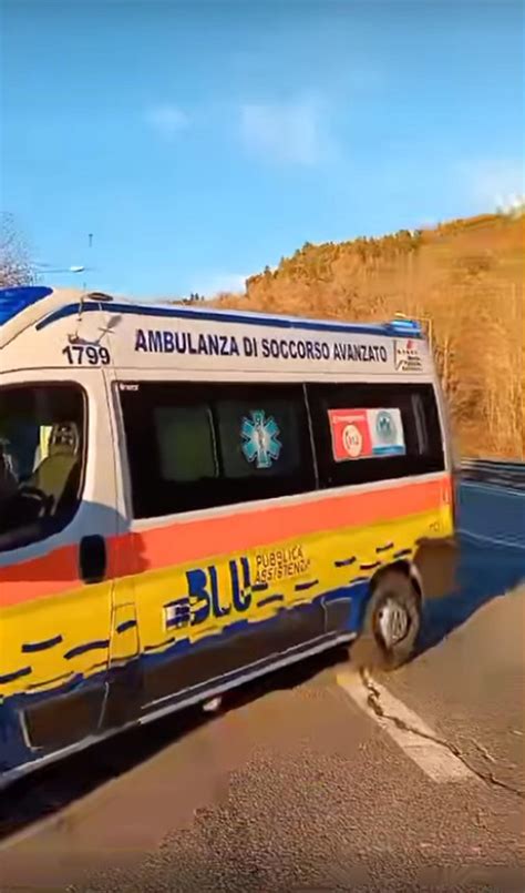Un'ambulanza e le forze dell'ordine sulla scena di un incidente stradale