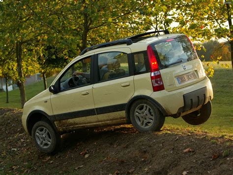 Fiat Panda 4x4 Climbing in un ambiente montano