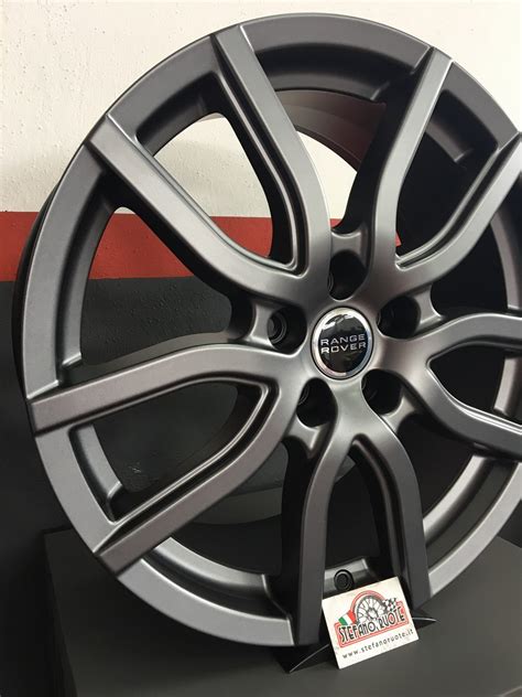 Dettaglio di un cerchio in lega da 19 pollici su una Range Rover Evoque