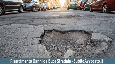 fotografia di una buca stradale con un'auto parcheggiata accanto per documentare il danno