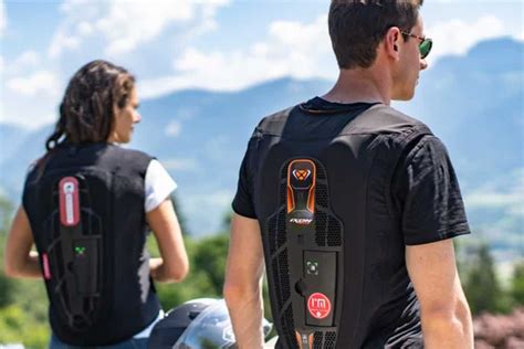 Ciclista che indossa un gilet airbag